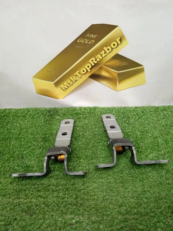 Петля двери багажника