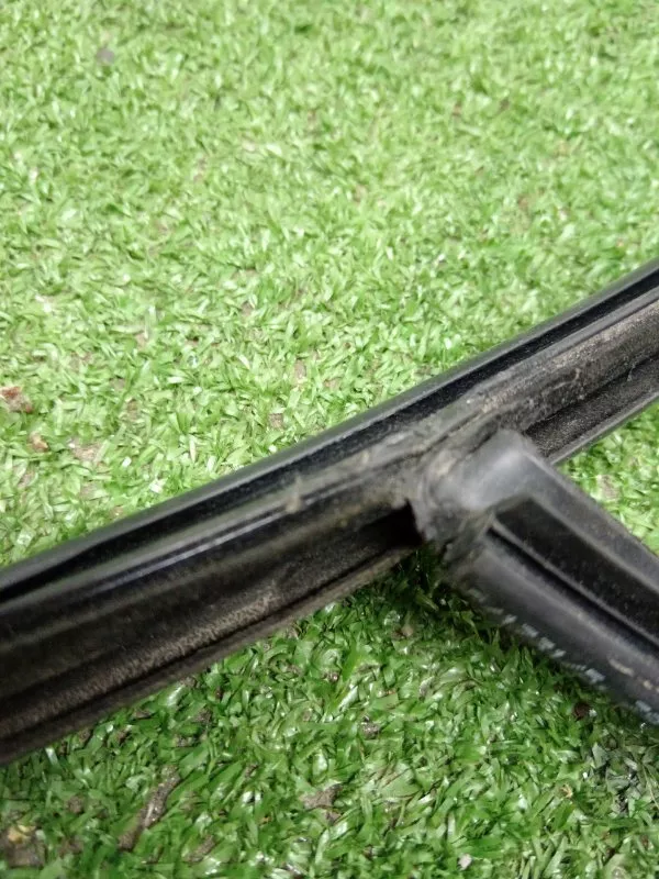 Уплотнитель стекла двери