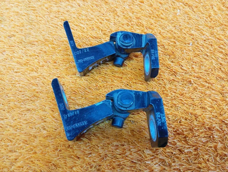 Петля двери