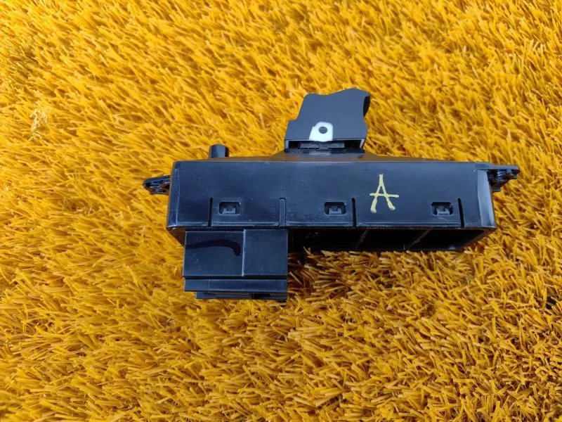 Кнопка стеклоподъемника