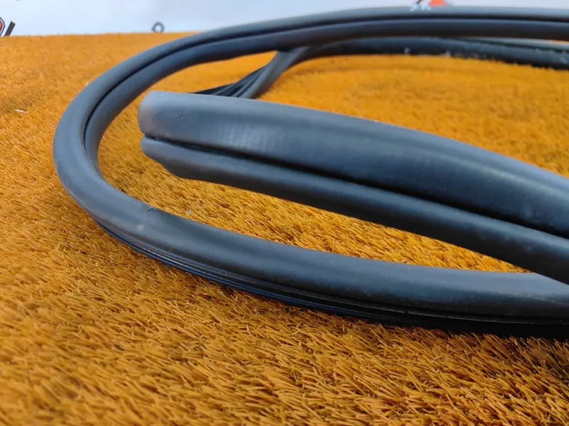 Уплотнитель проема двери