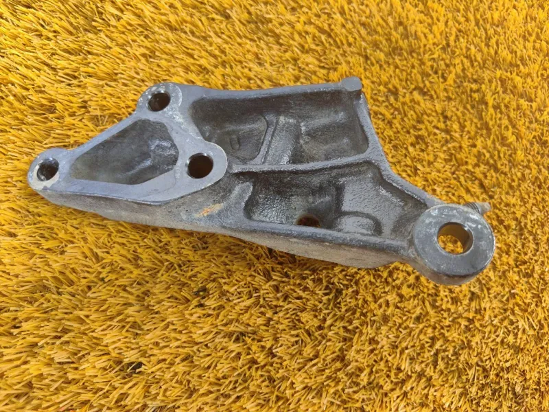 Кронштейн опоры двигателя