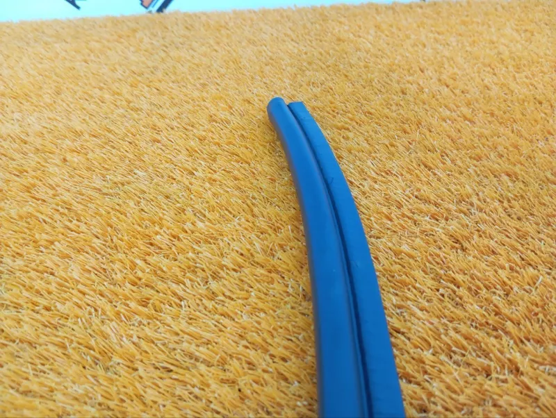 Уплотнитель капота