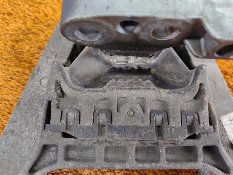 Подушка двигателя