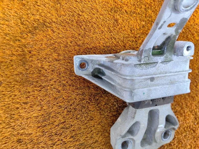 Подушка двигателя