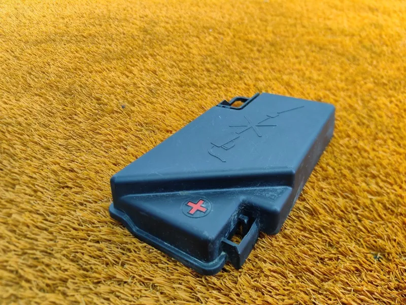 Крышка блока предохранителей