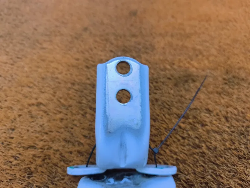 Петля двери