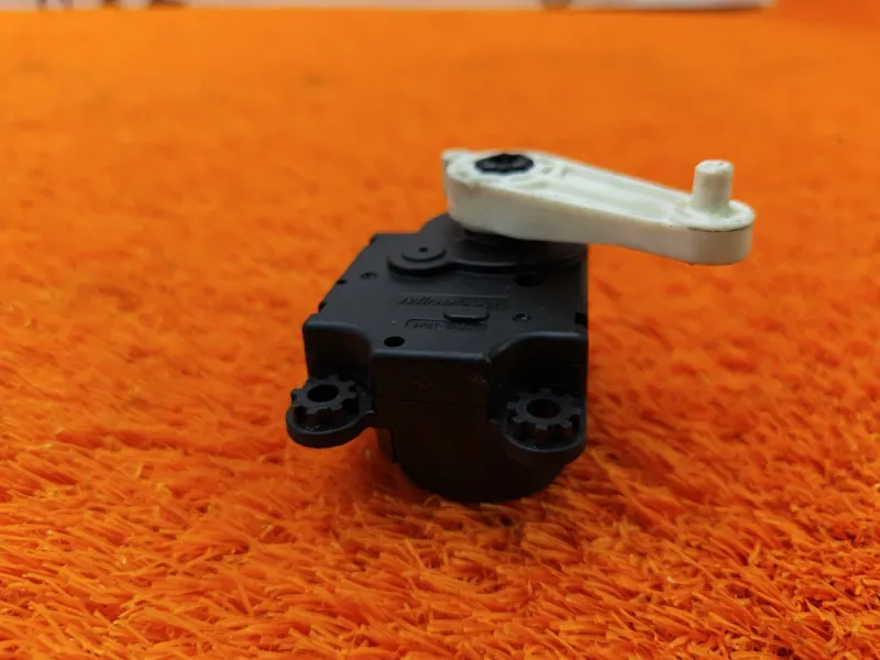 Моторчик заслонки печки