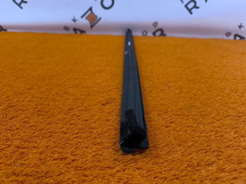 Уплотнитель стекла двери