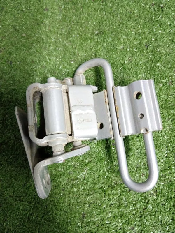 Петля двери