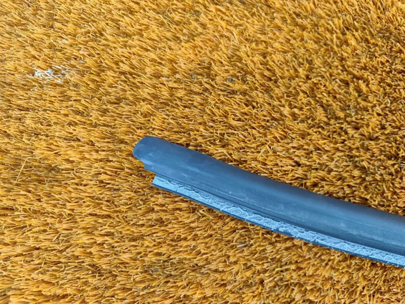 Уплотнитель стекла двери