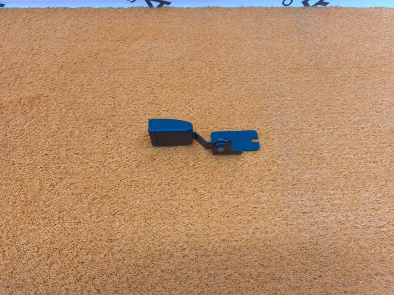 Ответная часть ремня безопасности