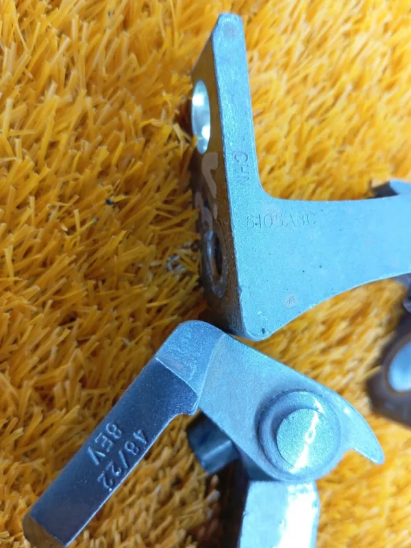 Петля двери