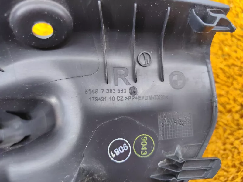 Накладка петли крышки багажника