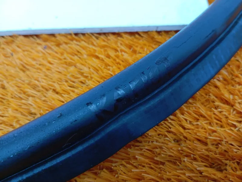 Уплотнитель капота