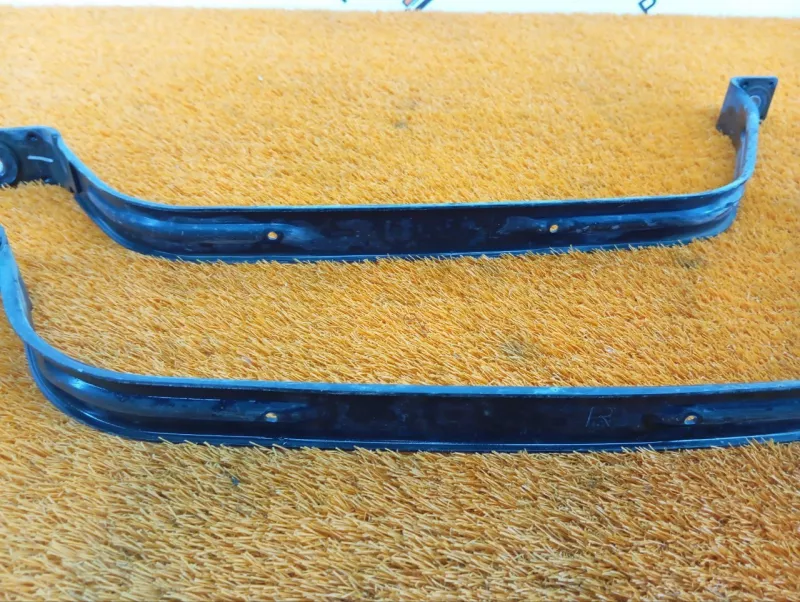 Крепление топливного бака