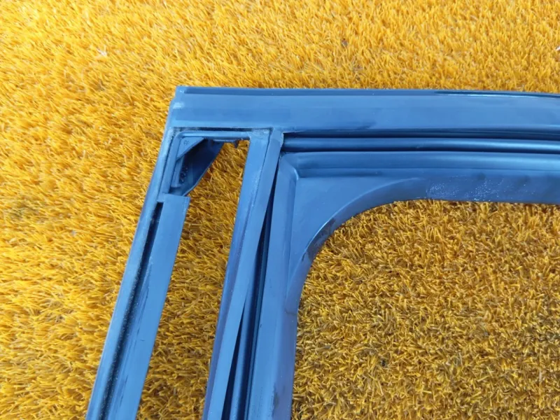 Уплотнитель стекла двери