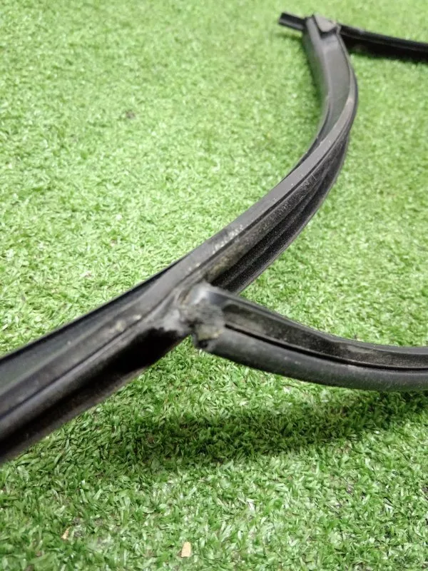 Уплотнитель стекла двери