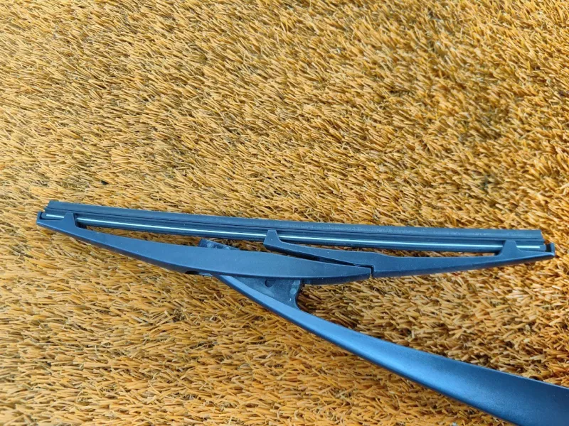 Поводок стеклоочистителя багажника