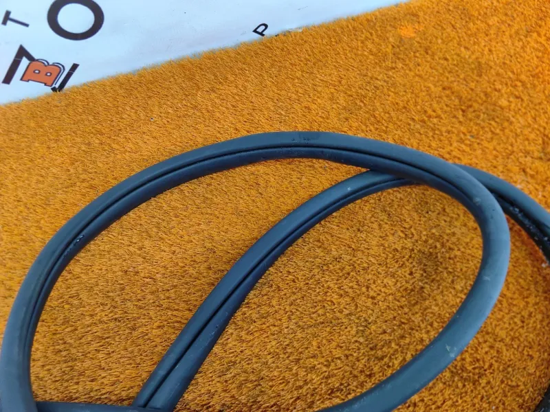 Уплотнитель проема двери