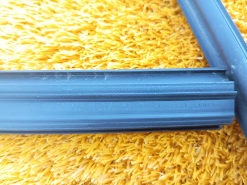 Уплотнитель стекла двери