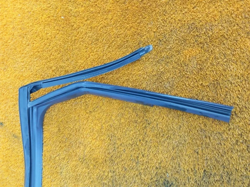 Уплотнитель стекла двери