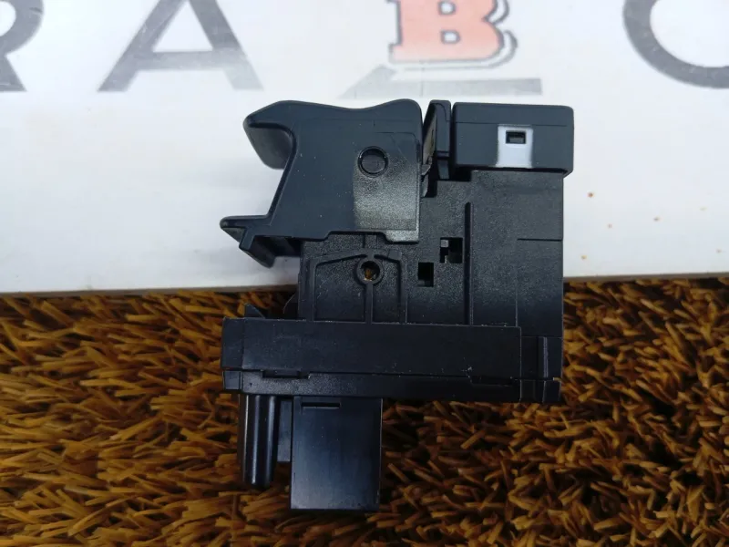 Кнопка стояночного тормоза