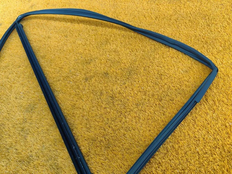 Уплотнитель стекла двери