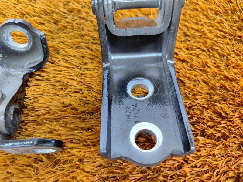 Петля двери