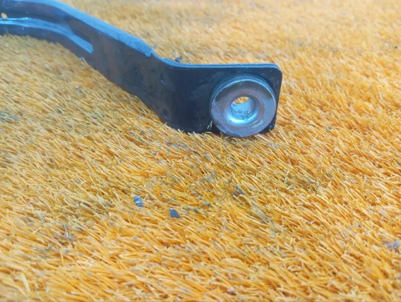 Крепление топливного бака