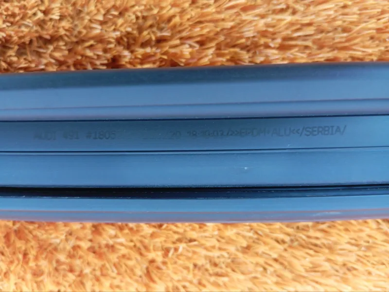 Уплотнитель стекла двери