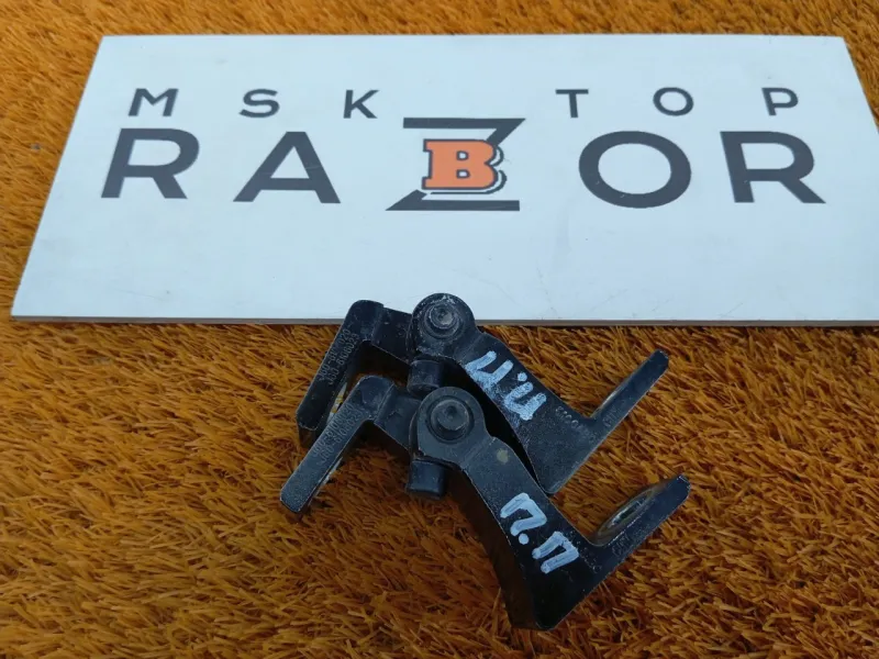 Петля двери