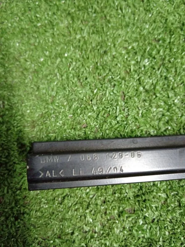 Направляющая стекла двери