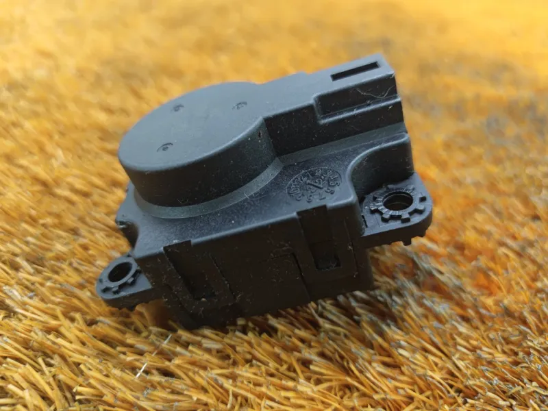 Сервопривод заслонок печки