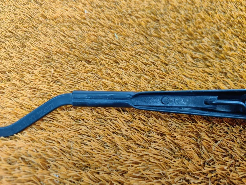 Поводок стеклоочистителя лобового стекла