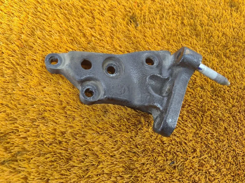 Кронштейн опоры двигателя