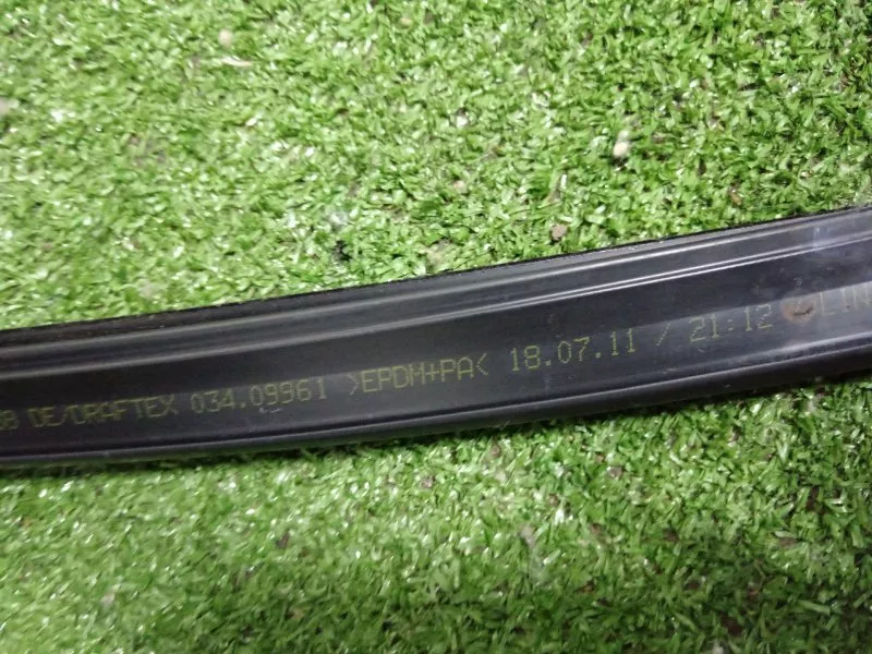 Уплотнитель стекла двери