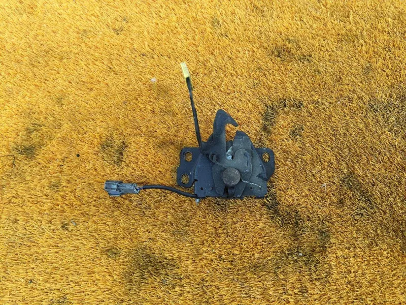 Замок капота