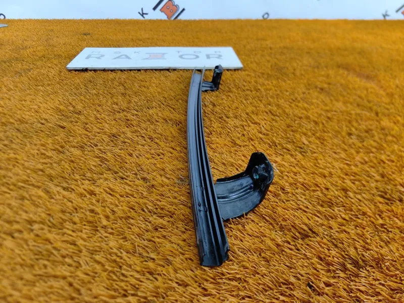 Направляющая стекла двери