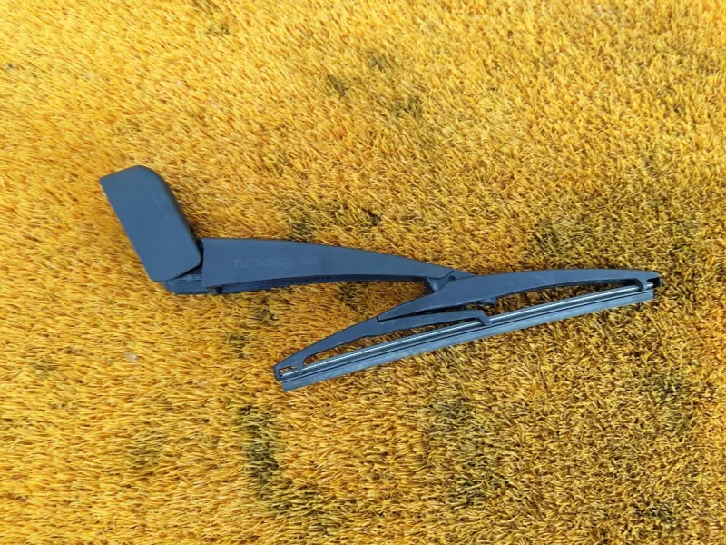 Поводок стеклоочистителя багажника