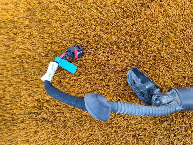 Амортизатор багажника