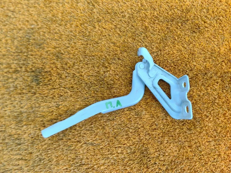 Петля капота