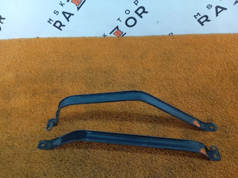 Крепление топливного бака