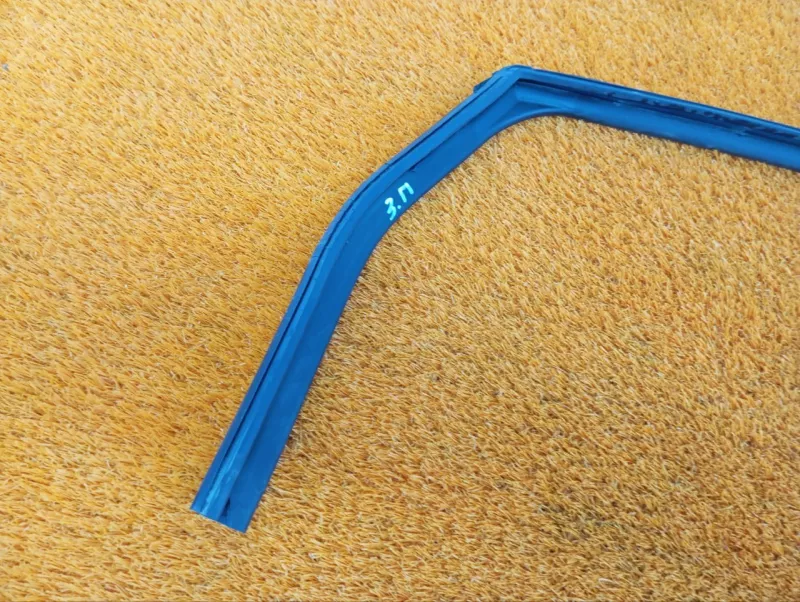 Уплотнитель стекла двери