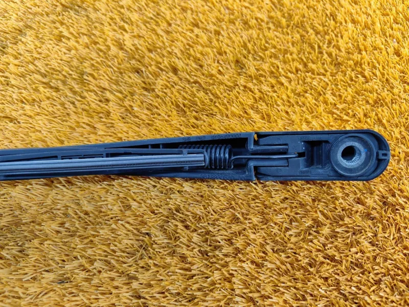 Поводок стеклоочистителя багажника