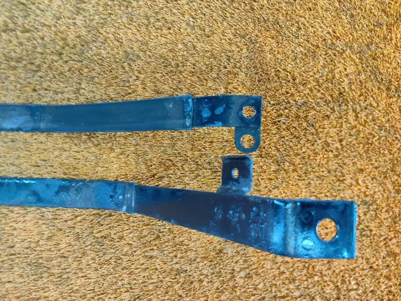 Крепление топливного бака