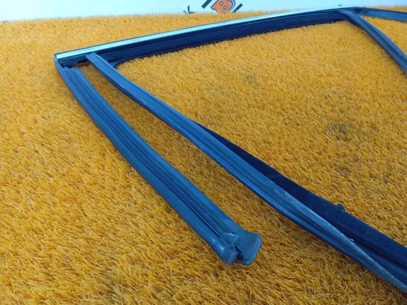 Уплотнитель стекла двери