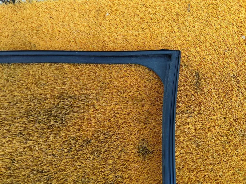 Уплотнитель стекла двери