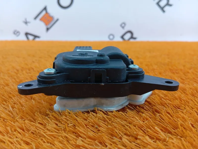 Сервопривод заслонок печки