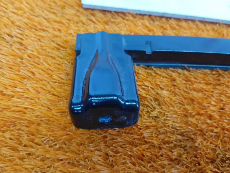 Направляющая стекла двери